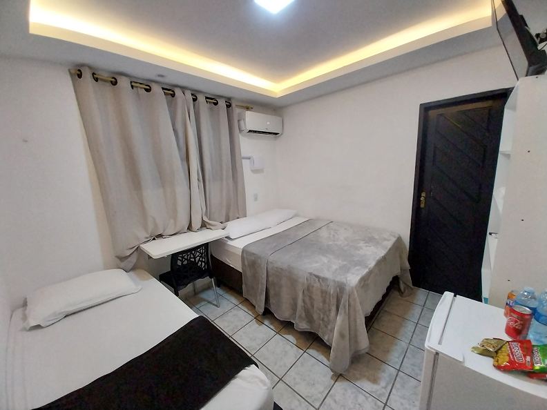 Quarto com cama de casal e cama de solteiro