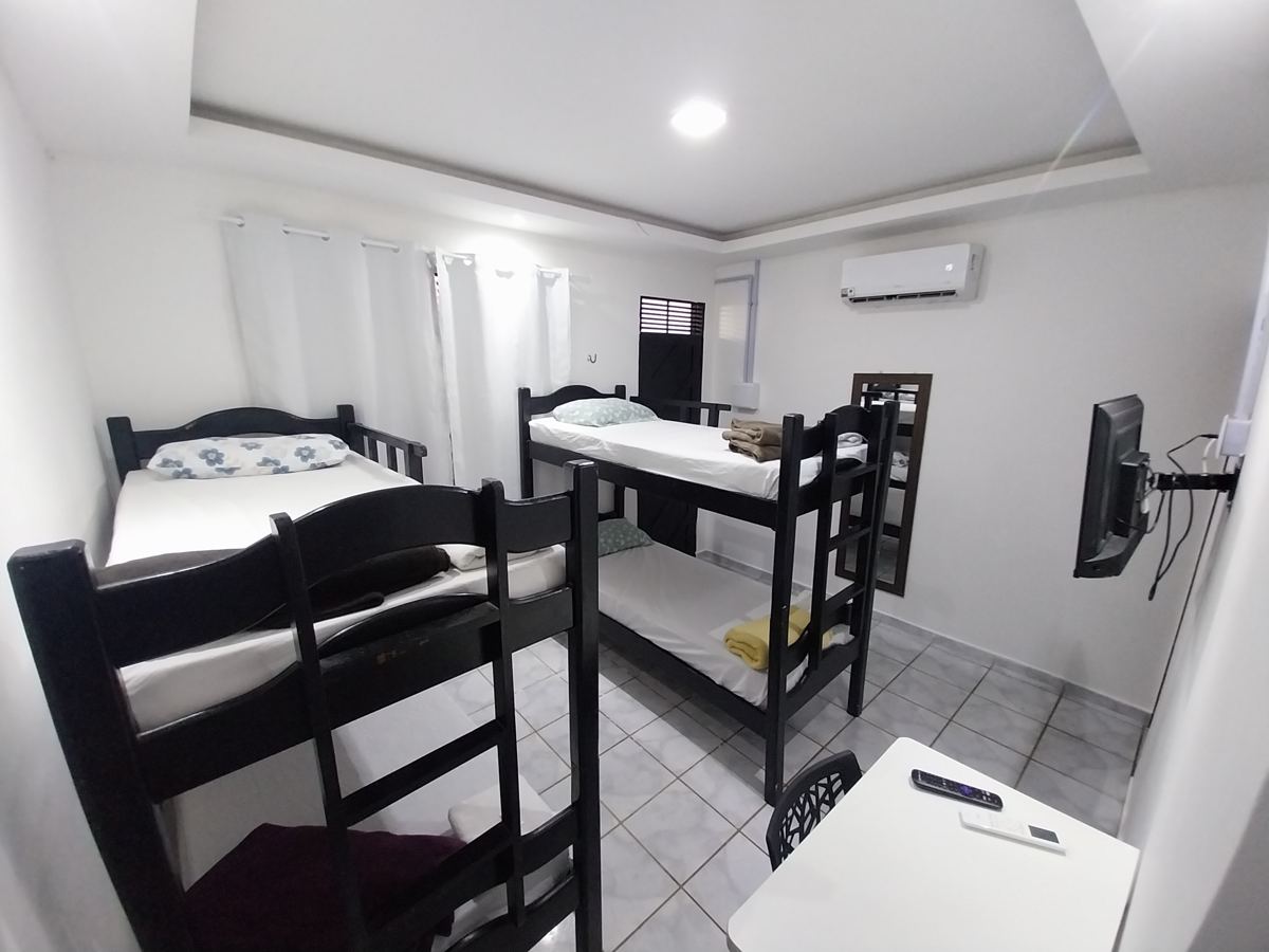 Quarto quádruplo com duas beliches, TV e ar-condicionado